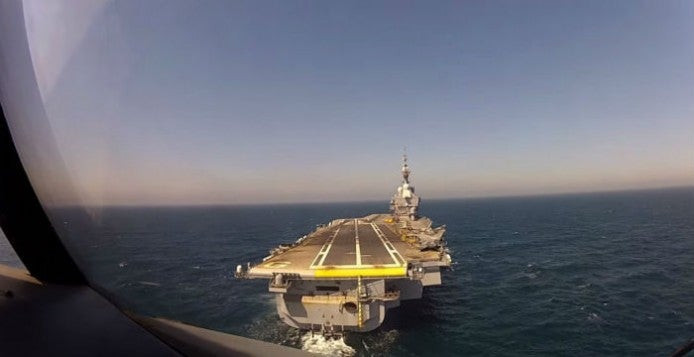 Προσνήωση με θέα από το πιλοτήριο στο πυρηνοκίνητο αεροπλανοφόρο «CDG» (βίντεο)